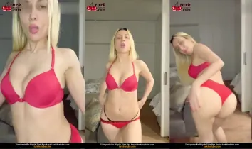 Tango Sima, seksi bir kadın olarak çıplak bir şekilde arkadan içeri giriyor