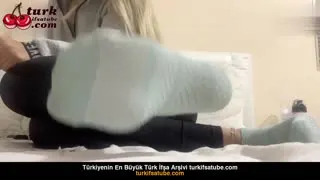 Mistressayeste ifşa Çoraplarını çıkartıp ayak parmaklarını sergiledi